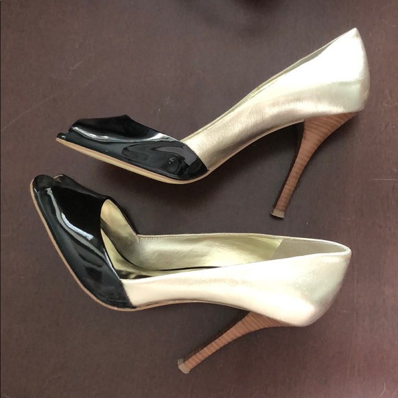GUESS? Gold and Black Peep-toe - Picture 2 of 3